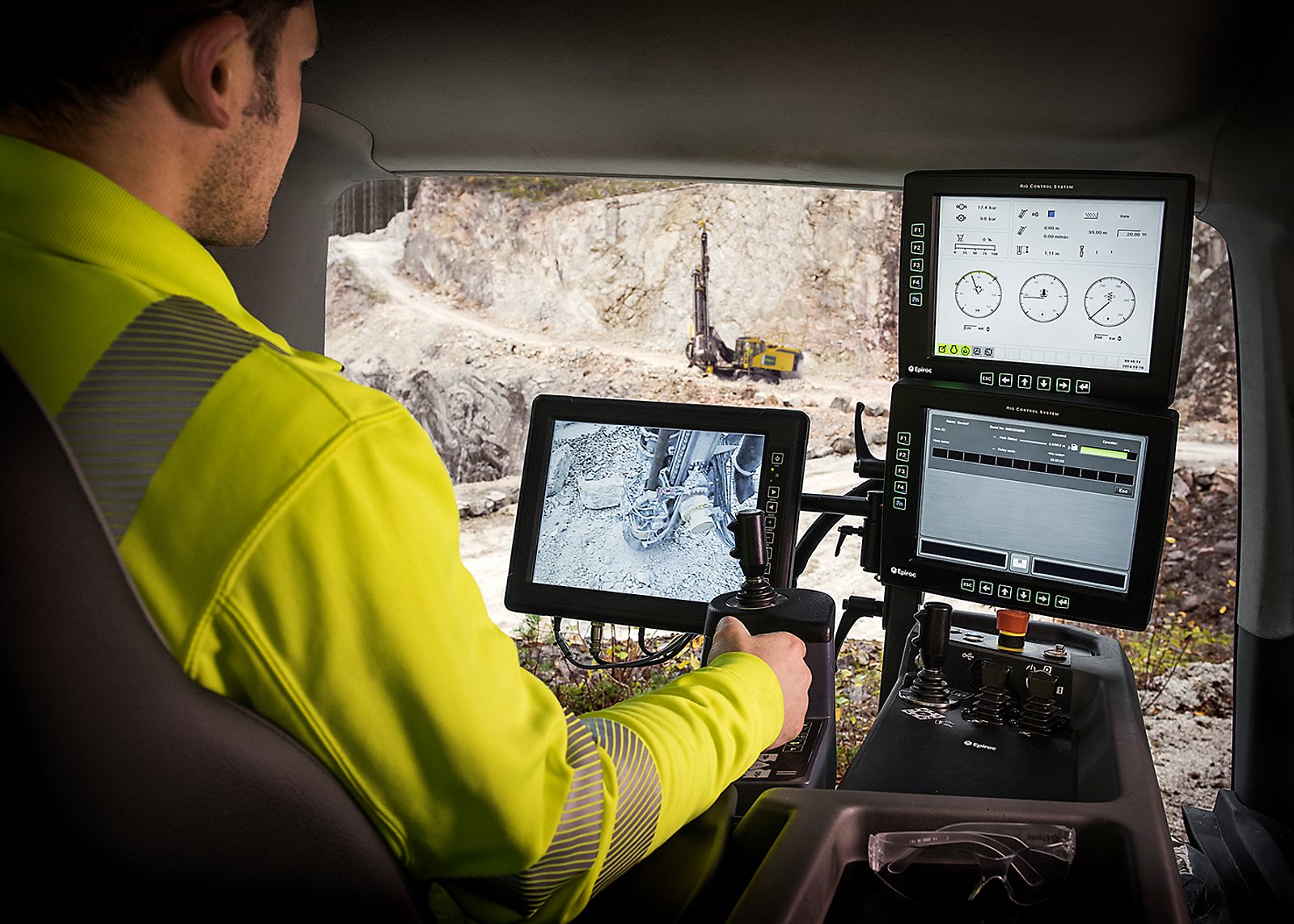 BenchREMOTE operator station for SmartROC D65 surface drill rigs