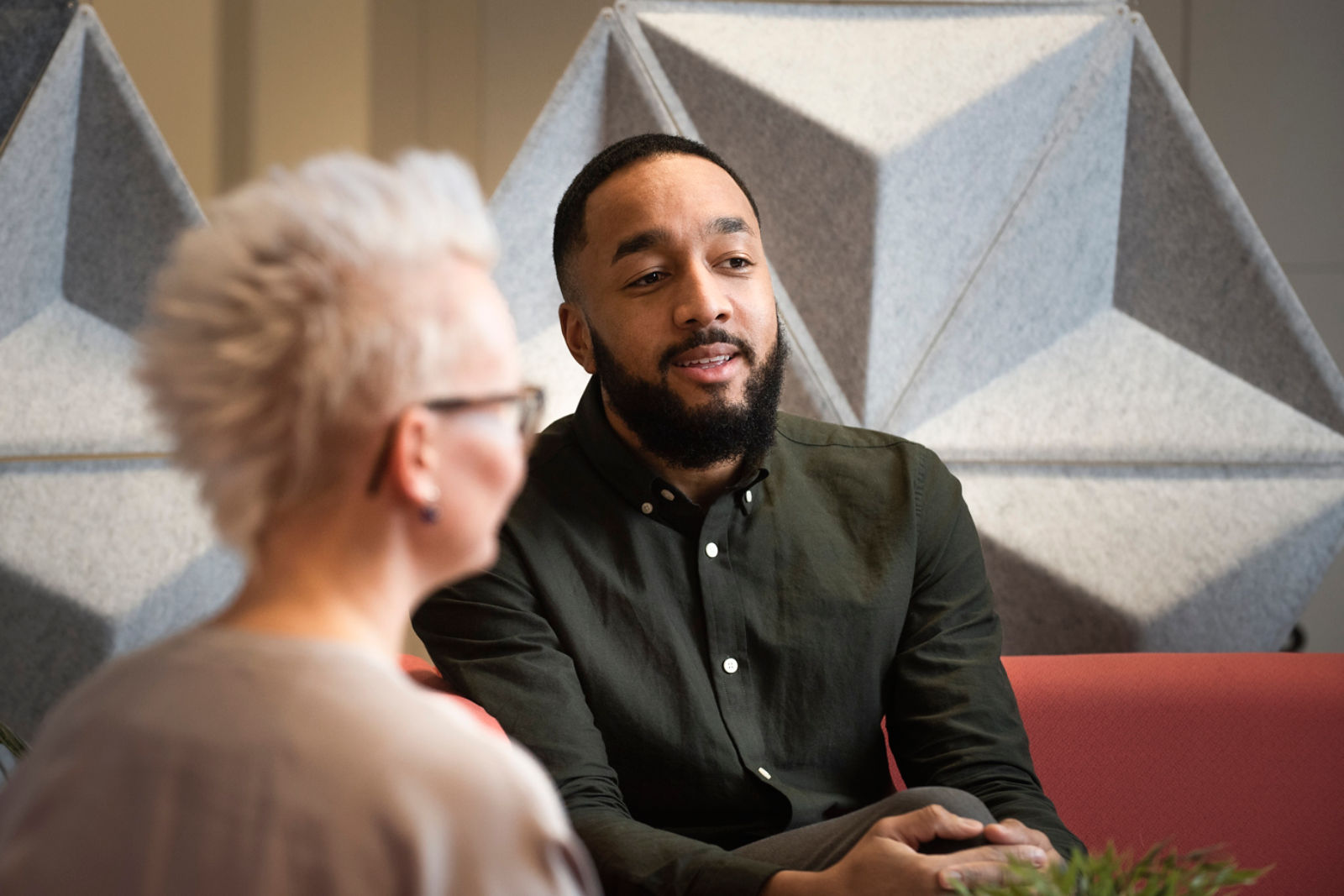 Two colleagues are talking, in Örebro  